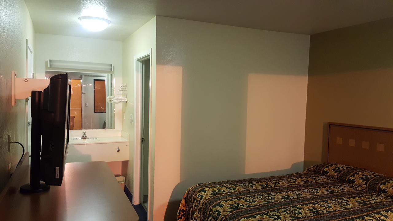 America's - Motel